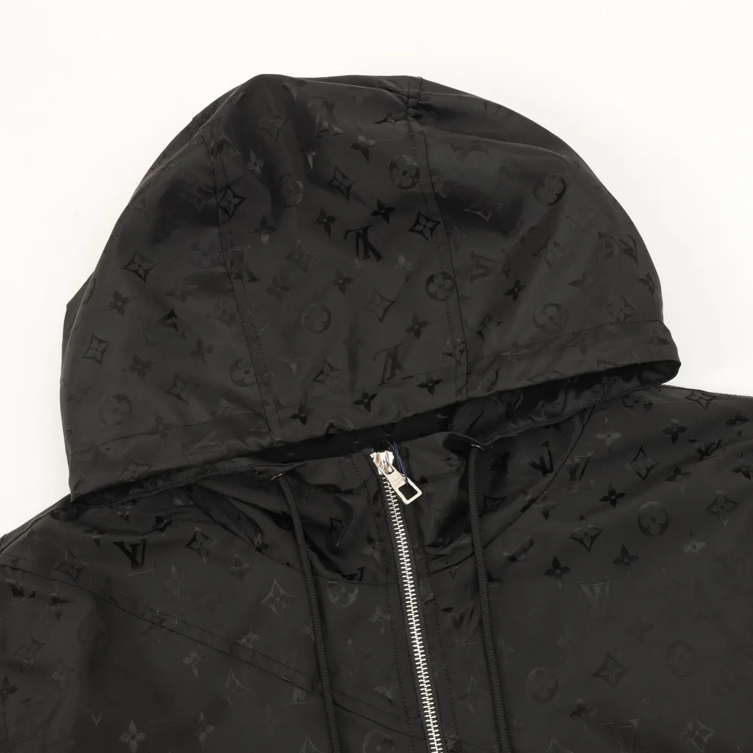🅿️570 Louis Vuitton/Louis Vuitton all-over printed presbyopic windbreaker zipper jacket. Purchase the original version and have it printed immediately. The fabric is made of custom densely spun technical fabric that is light and thin, and the upper body is silky and breathable. Infrared positioning cutting, workwear-style windbreaker design, the upper body is invincible and versatile. All details are customized and developed, and all hardware and accessories are restored to ZP. Size：XS-L